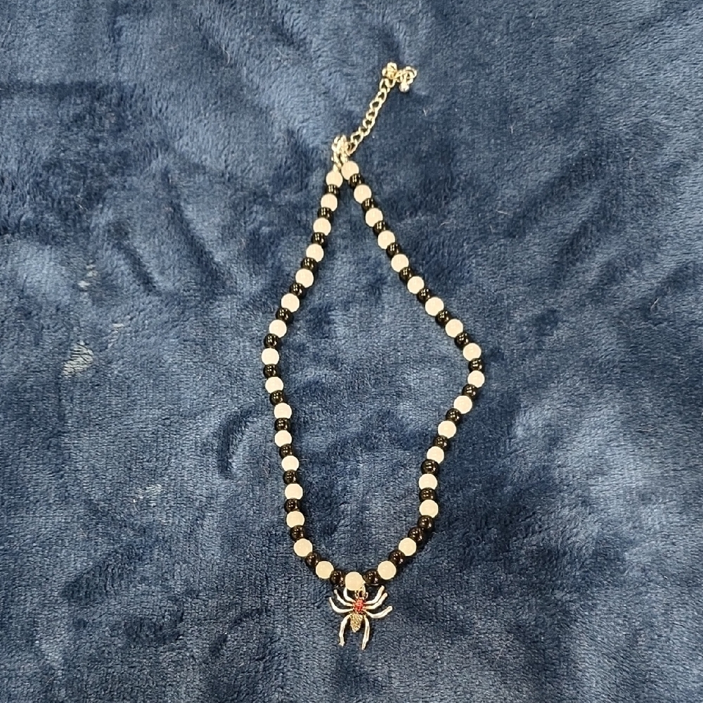 🕷 Fashion Jewelry Black and White Beaded Necklace with Spider Pendant 🕷